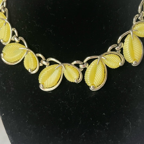 Marboux By Boucher Style #550 White Leaves Thermoset Silver Tone 1950s Necklace - Picture 5 of 16